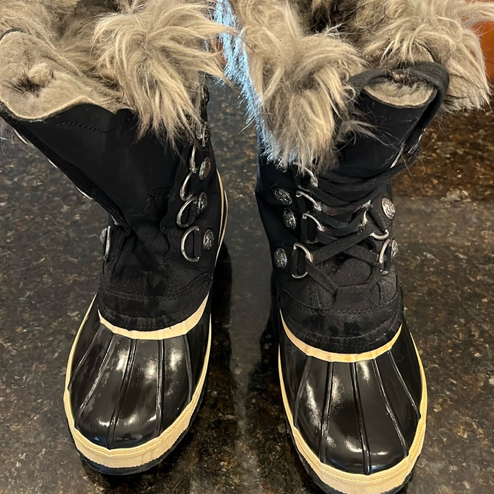 Juicy Couture black boot great shape missing one black lace